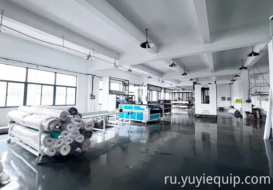 Yuyi высокоскоростной полностью автоматический 1,2 кВт 220 В вертикальный станок для резки ткани с гарантией 1 год